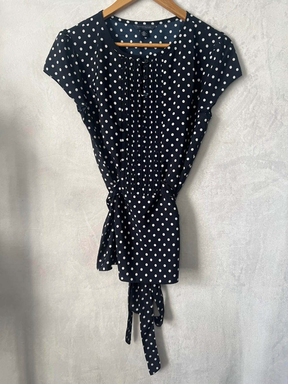 Tommy Hilfiger Pintuck Polka Dot Blouse Black White Cap Sleeve Tie Waist Sz M